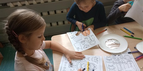 Powiększ grafikę: Dzieci przygotowują pracę plastyczną. Wycinają elementy z papieru.