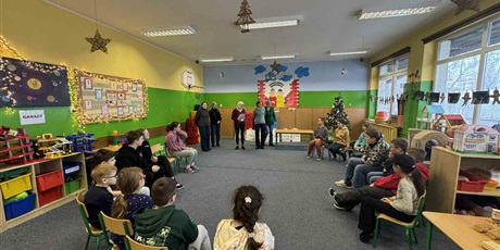 Powiększ grafikę: Na zdjęciu widać grupę uczniów, którzy siedzą na krzesłach w półkolu oraz organizatorów konkursu wraz z panię dyrektor Joanną Graban, którzy rozdają nagrody.