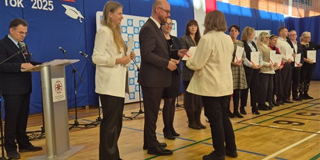 Powiększ grafikę: uroczystosc-wreczenia-aktow-dyplomowania-nauczycielom-660411.jpg