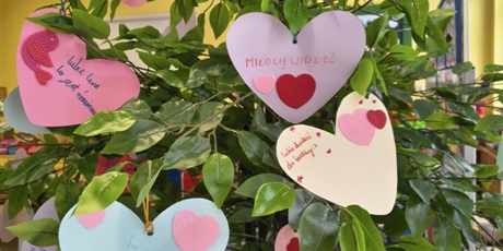 Powiększ grafikę: Drzewo, na którym wiszą kolorowe walentynki w kształcie serc.