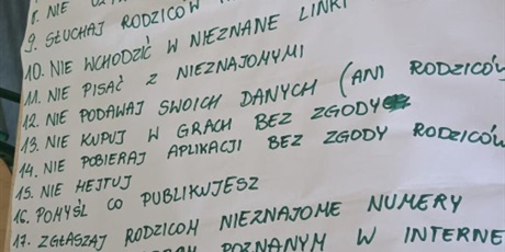 Powiększ grafikę: Dziecko prezentuje kartkę z kodeksem ekranowym
