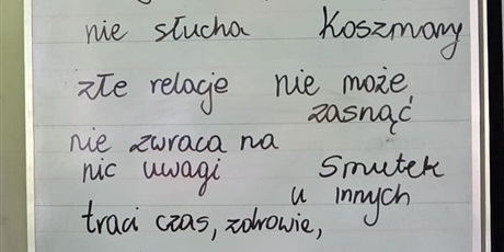 Powiększ grafikę: Biała tablica z czarnym tekstem opisującym wpływ nadmiernego używania urządzeń ekranowych przez dzieci