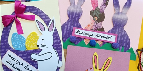 Powiększ grafikę: Kilka kartek wielkanocnych z elementami świątecznymi: zajączki, jajka, koszyczek.