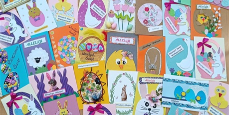 Powiększ grafikę: Kilkadziesiąt kartek wielkanocnych z elementami świątecznymi: zajączki, jajka, koszyczki, kurczaki