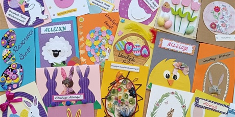 Powiększ grafikę: Kilkadziesiąt kartek wielkanocnych z elementami świątecznymi: zajączki, jajka, koszyczki, kurczaki