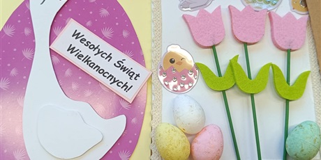 Powiększ grafikę: Dwie kartki wielkanocne z elementami świątecznymi: jajka, kwiatki.