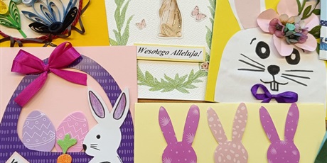 Powiększ grafikę: Kilka kartek wielkanocnych z elementami świątecznymi: zajączki, jajka, koszyczek.
