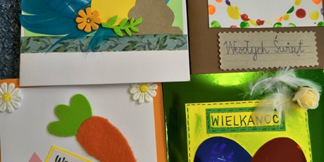Powiększ grafikę: Cztery kartki wielkanocne własnoręcznie wykonane przez dzieci i ich rodziny.