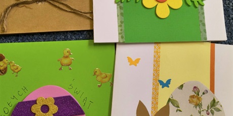 Powiększ grafikę: Cztery kartki wielkanocne własnoręcznie wykonane przez dzieci i ich rodziny.