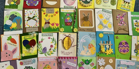 Powiększ grafikę: Kilkadziesiąt kartek wielkanocnych własnoręcznie wykonane przez dzieci i ich rodziny.