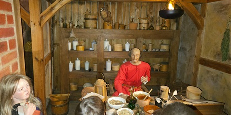 Powiększ grafikę: Na zdjęciu znajduje się zrekonstruowany pokój dawnego archeologa.