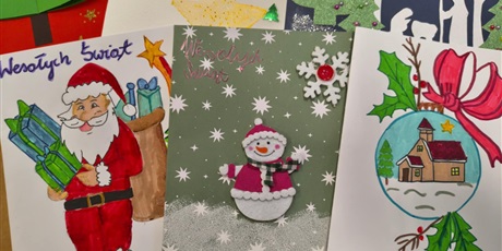 Powiększ grafikę: Sześć kolorowych kartek bożonarodzeniowych. Na nich znajdują się namalowane i wyklejone choinki, bałwan, Mikołaj i bombka.