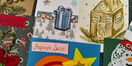 Powiększ grafikę: Sześć kolorowych kartek bożonarodzeniowych. Na nich znajdują się namalowane i wyklejone choinki, bałwan, gwiazda betlejemska itp.