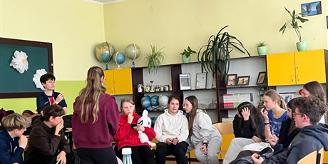 Powiększ grafikę: Wspólne rozmowy uczniów z wychowawcą