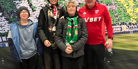 Powiększ grafikę: Chłopcy z trenerem Lechii Gdańsk - Johnem Carver 