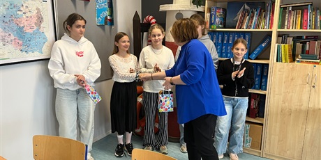 Powiększ grafikę: Nauczycielka wręcza nagrody najlepszym pisarzom.