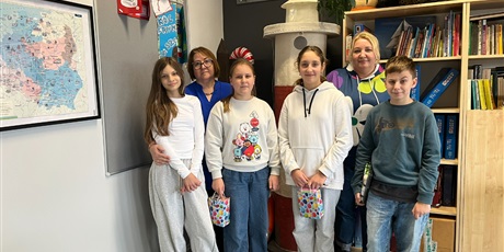 Powiększ grafikę: Grupa uczniów pozuje do zdjęcia. Są to nagrodzeni w konkursie literackim. Uczniowie są dumni i szczęśliwi.