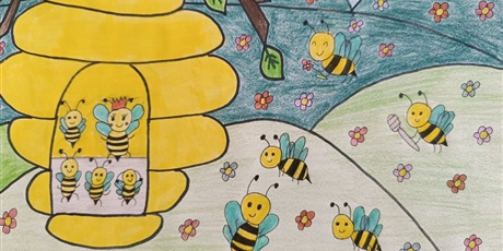 Powiększ grafikę: Pszczoły radośnie latają nad łąką pełną kwiatów w pobliżu dużego ula na drzewie. Wewnatrz ula widać królową pszczół oraz inne pszczoły.