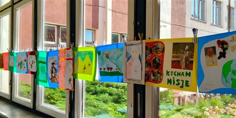 Powiększ grafikę: Wystawa prac uczniów. Prace nawiązują do życia i pracy św. Jana Pawła II.