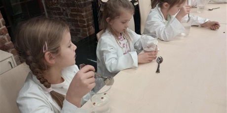 Powiększ grafikę: Dzieci wrzuciły do roztworu soli kawałki bursztynu. Prowadzą obserwację - co się z nim dzieje.