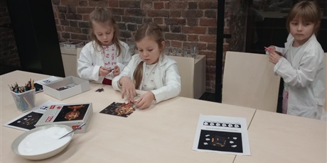 Powiększ grafikę: Dziewczynki układają puzzle. 