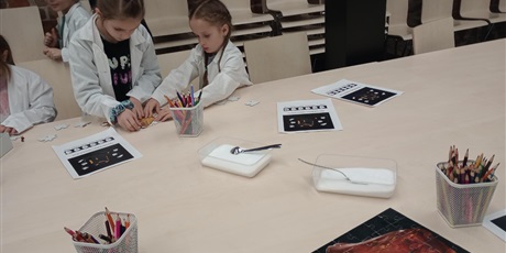 Powiększ grafikę: Dziewczynki układają puzzle. 