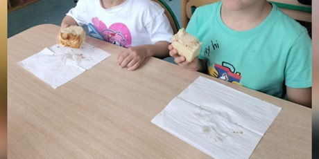 Powiększ grafikę: Zdjęcie przedstawia dzieci jedzące zdrowe drugie śniadanie.