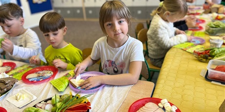 Powiększ grafikę: zdrowe-sniadanie-w-grupie-0a-679463.jpg