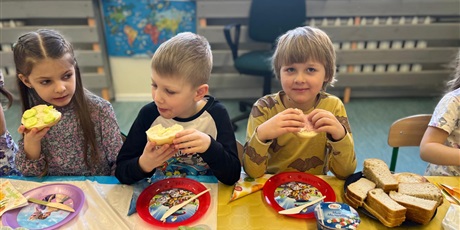 Powiększ grafikę: zdrowe-sniadanie-w-grupie-0a-679464.jpg