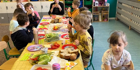 Powiększ grafikę: zdrowe-sniadanie-w-grupie-0a-679466.jpg