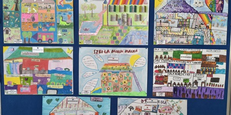 Powiększ grafikę: Granatowa tablica z konkursowymi pracami pt. "Szkoła moich marzeń"
