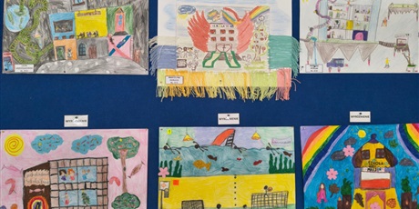 Powiększ grafikę: Granatowa tablica z konkursowymi pracami pt. "Szkoła moich marzeń"