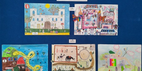 Powiększ grafikę: Granatowa tablica z konkursowymi pracami pt. "Szkoła moich marzeń"